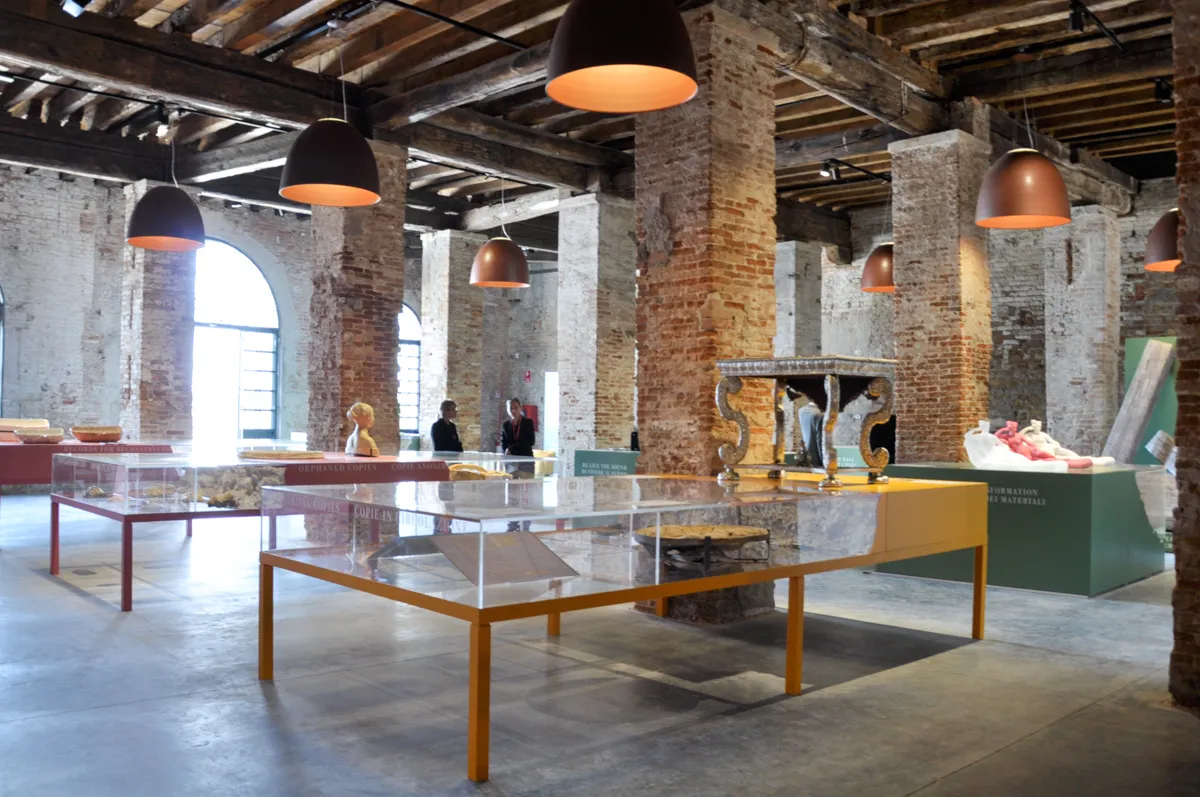 Installazione per una grande mostra internazionale d'architettura a Venezia: sistema di calchi, repliche e supporti espositivi
