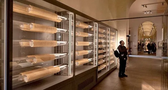 Allestimento di una grande mostra archeologica con teche e supporti su misura